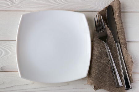 白板和一张餐巾纸上的餐具