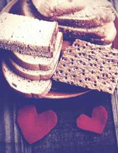 健康的自制面包，用两个红色的心