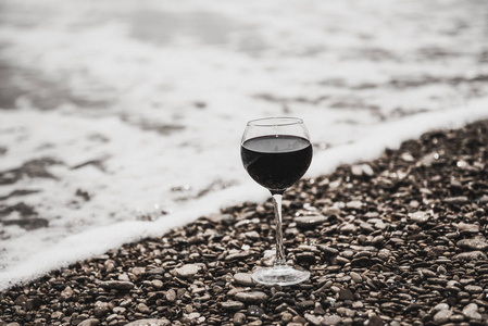 葡萄酒在沙滩上