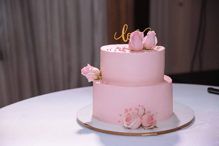 多层婚礼蛋糕。在白色和粉红色的颜色的糖果