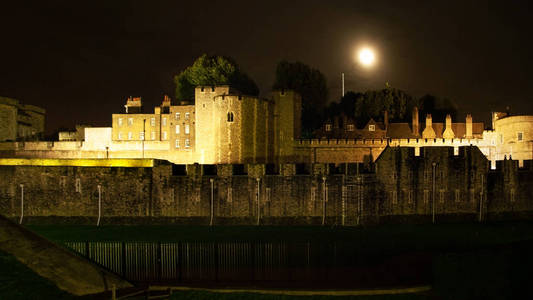 伦敦塔, 西区门罗堡夜间拍摄, 满月以上