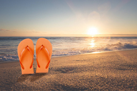 七彩拖鞋在沙滩上