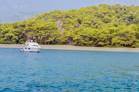 度假村。蓝色的地中海水。美丽神奇的自然背景。巨大的岩石