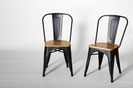 两个老式黑椅灰色背景, 时尚的概念