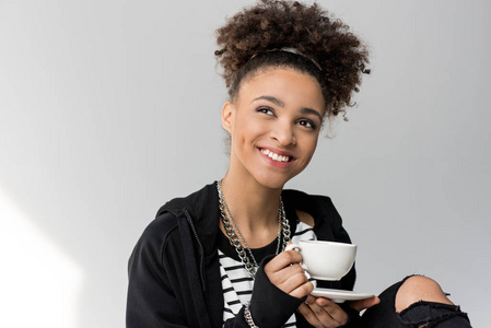非洲裔美国女孩与茶杯