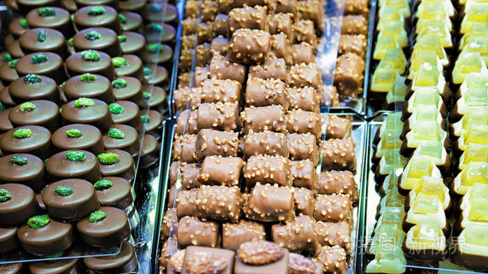 瑞士巧克力甜与阿月浑子坚果和工业发达的集合