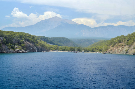 度假村。蓝色的地中海水。美丽神奇的自然背景。巨大的岩石