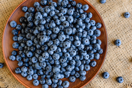 盘子里的蓝莓新鲜浆果。它可以用作背景