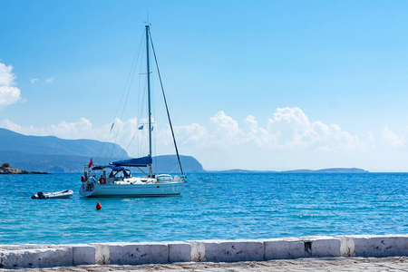 帆船离开 Samos 城海港