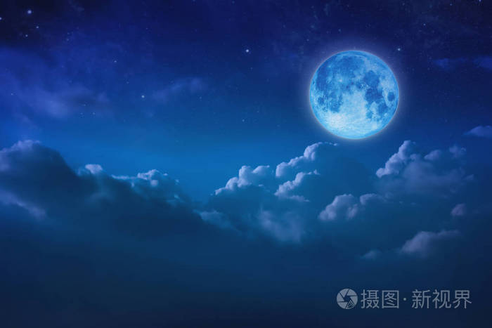 美丽的蓝色月亮在天空和星星在夜间多云的后面.outd