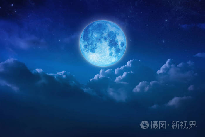 美丽的蓝色月亮在天空和星星在夜间多云的后面outd