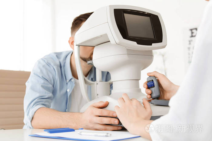 眼科医生检查临床病人
