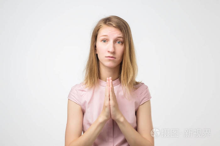欧洲妇女的肖像不安看乞求怜悯失望的祈祷手势站在白色背景