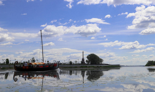 Kotoroslnaya 路堤和斯特拉的看法在 Kotorosl 河历史上俄国的老船的复制品