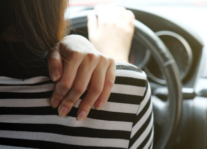 在驾驶汽车时, 关闭妇女在颈部和肩部疼痛。长途驾驶在途中