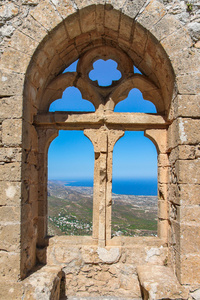 通过这个窗口对古代堡垒城市景观