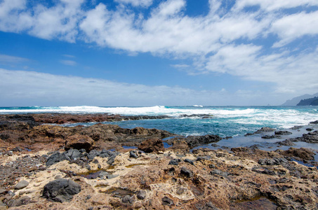 美丽的海景与大西洋的看法, 蓝天白云和石野生海滩附近的蓬德比和 Anaga 乡村公园。特内里费岛北部。加那利群岛, 西班牙