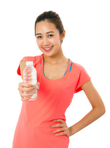 幸福的微笑亚洲女人穿健身时的白色背景上的水的瓶子