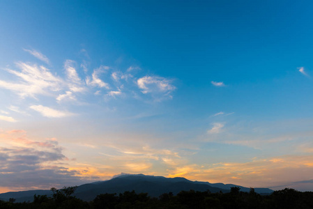 蓝蓝的天空和背景在茵素贴，泰国清迈山区的形象