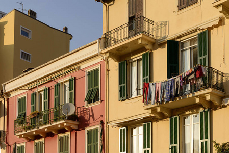 干燥洗衣和卫星上阳台在阿拉西奥，意大利菜