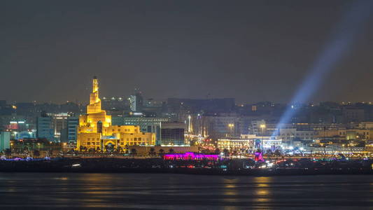 多哈地平线与伊斯兰文化中心 timelapse 夜间照亮在卡塔尔, 中东。从西湾大厦顶部观看