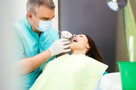 女人接受牙科治疗