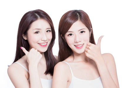 两个美容护肤妇女在白色背景上竖起大拇指