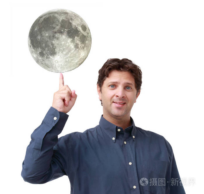 男人对他的一根手指的抱着月亮
