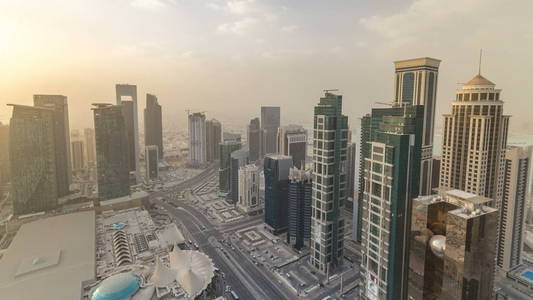 日落前的摩天大楼 timelapse 在多哈商业中心的地平线上, 首都卡塔尔。在大雾天气的空中俯视图。道路交通
