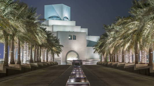 多哈, 卡塔尔大约 2018年1月 美丽的伊斯兰艺术博物馆夜间照明与喷泉 timelapse 在多哈, 卡塔尔。手掌在侧面。