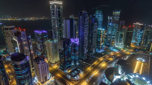 从卡塔尔多哈 timelapse 的顶端, 西湾地区的天际线。照亮了现代摩天大楼的鸟瞰从屋顶夜间。道路交通