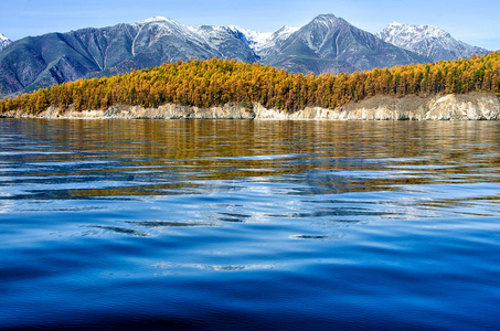 倒影中的西伯利亚湖泊和山脉