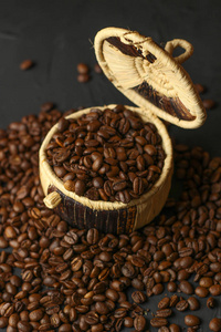 咖啡豆在一个木, 稻草盒在黑暗的背景。传播巴西咖啡。生产咖啡