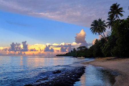 日落在海滩在 Taveuni 海岛, 斐济。Taveuni 是斐济第三大岛屿