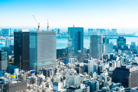 亚洲商业概念房地产和企业建设全景现代城市天际鸟瞰鸟瞰东京塔附近的起重机在明亮的阳光下和生动的蓝天在东京, 日本