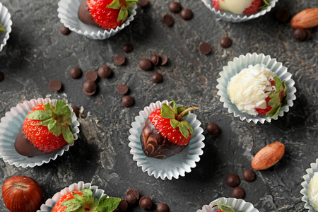 在灰色纹理背景下的美味草莓覆盖巧克力