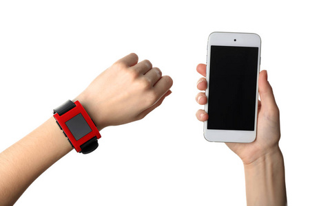 女手心率监测手表和白色背景上的智能手机