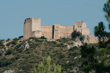 一个古老的城堡在山的采摘在西班牙在晚上。El 城堡 de Chirel