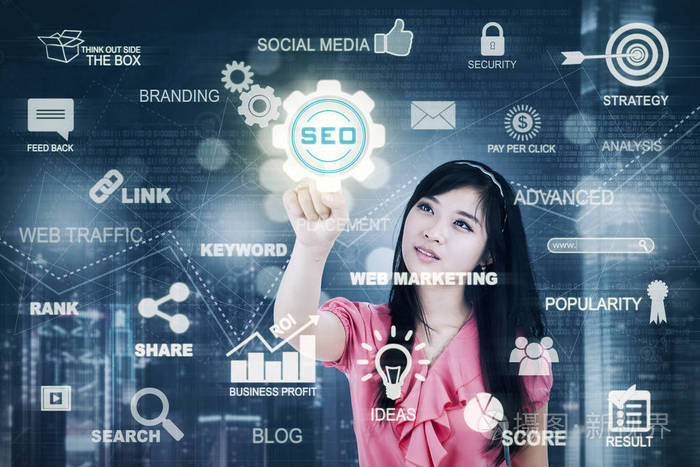 女人按 Seo 按钮