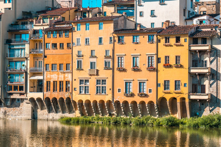 五颜六色的老建筑线在意大利佛罗伦萨的阿诺河