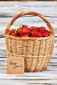新鲜的草莓在柳条编织的篮子