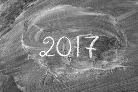 快乐新的一年到 2017 年的白色粉笔在黑板上写