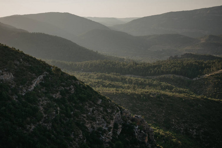 在西班牙的傍晚, 许多巨大的美丽的山丘上覆盖着森林和山顶上的山丘。