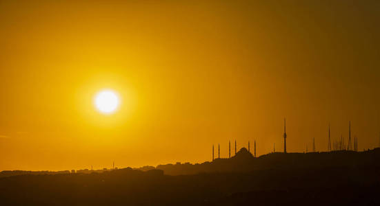 日出和清真寺和城市剪影在伊斯坦布尔