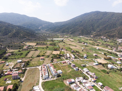 空中无人机视图的建筑物, 树木在 Erdek TurankoyBalikesir 土耳其。自然在城市