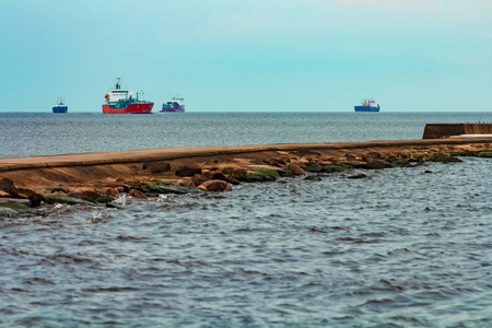 四艘货船停泊在波罗的海