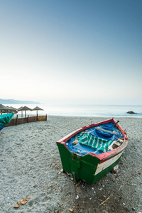 破旧的渔船在塞维利亚，西班牙海滩上