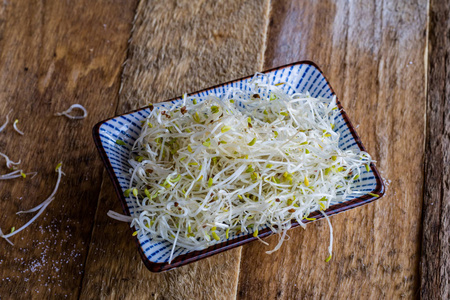 鸡蛋和豆芽