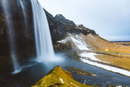 在冰岛，长时间曝光的 Seljalandsfoss 瀑布