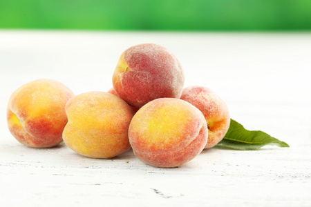 成熟的桃子水果